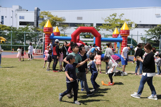 삼성전기 임직원 자녀들이 사업장을 둘러보고 있다.<삼성전기 제공>